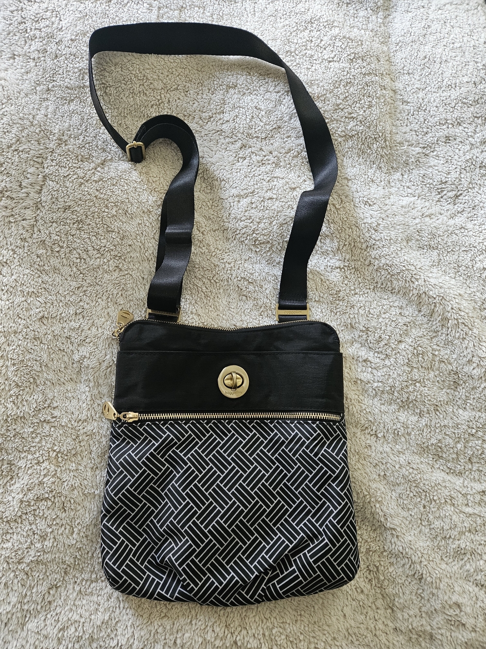 Great Condition! Baggallini Black & White Patterned Crossbody with Gold Hardware